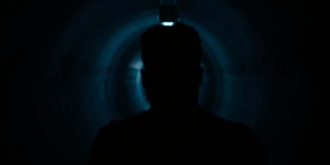 Silhouette im Tunnel mit Lichtpunkt am Ende