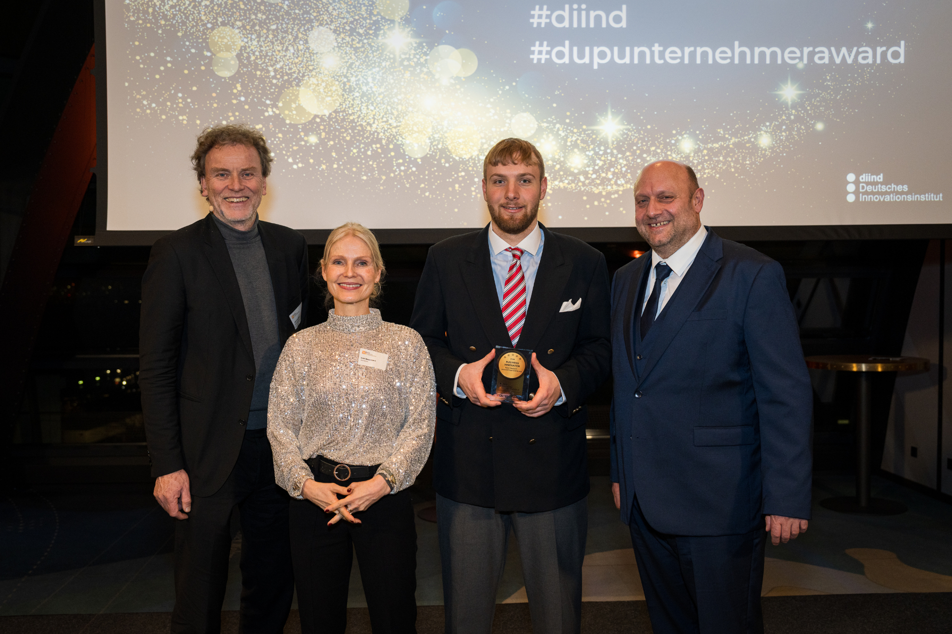 Preisverleihung Business Innovator 2026 – Peter Saubert und Willi Saubert (von rechts) bei der Übergabe durch das diind