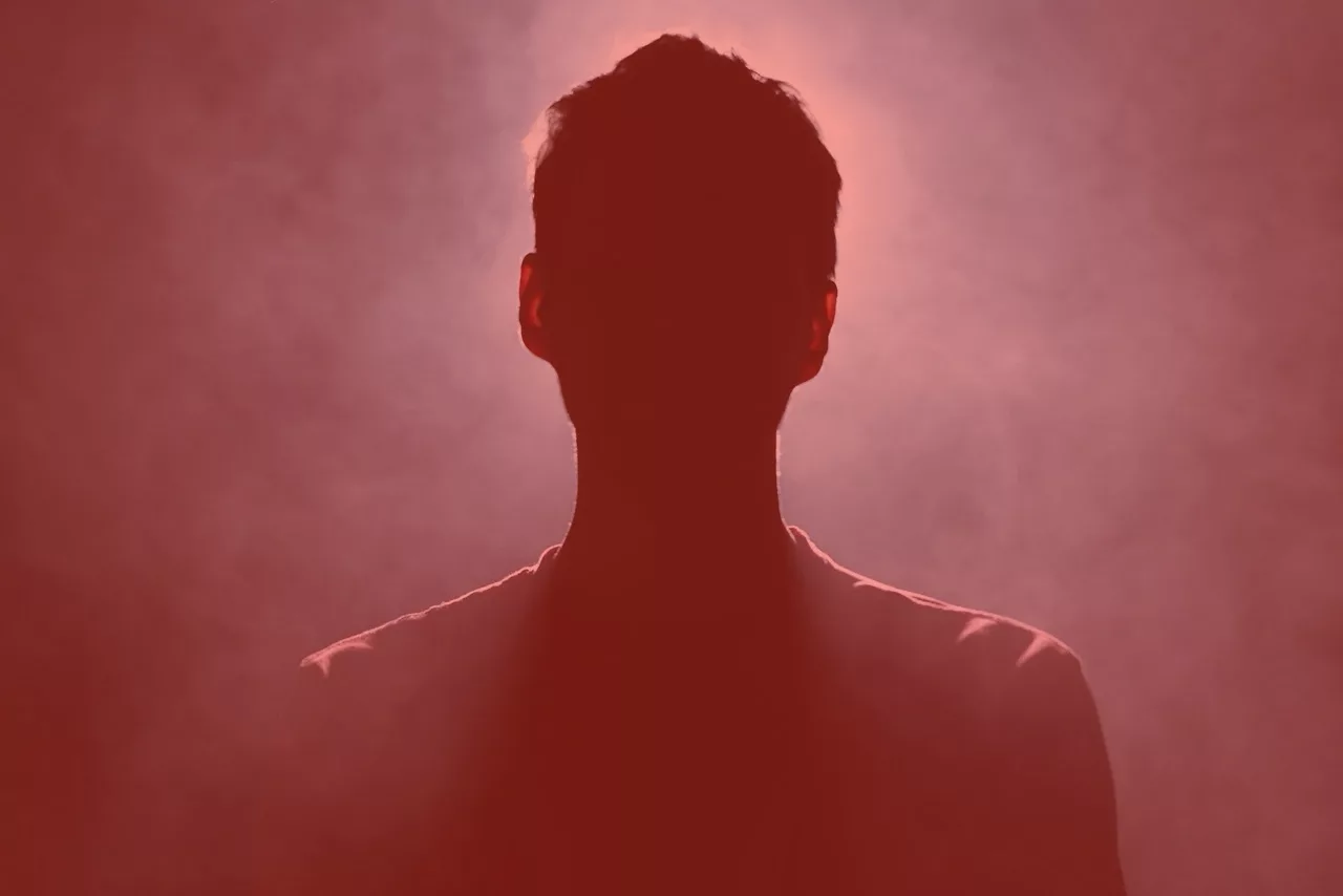Stilisierte Silhouette mit Maske als Sinnbild für die Anonymitätsvorteile einer Holding-Struktur